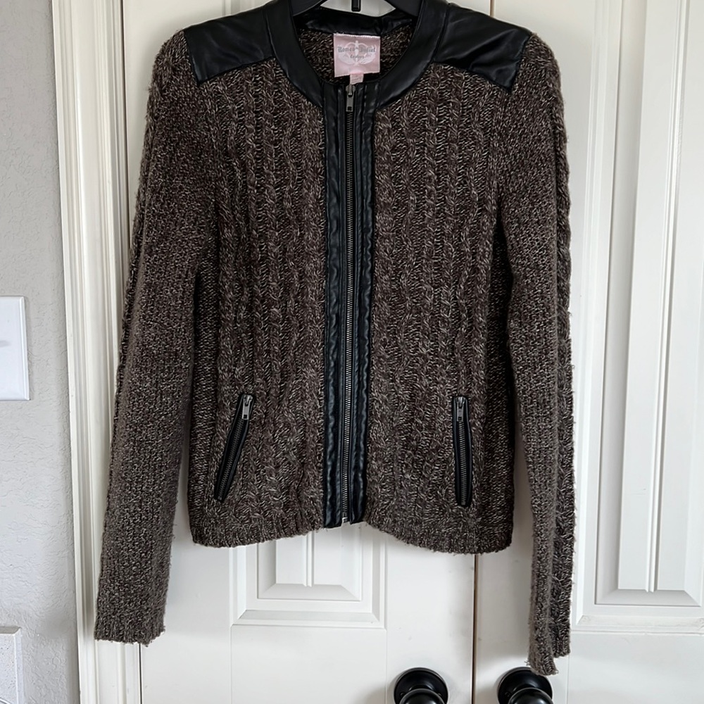 Sz Small zip up sweater